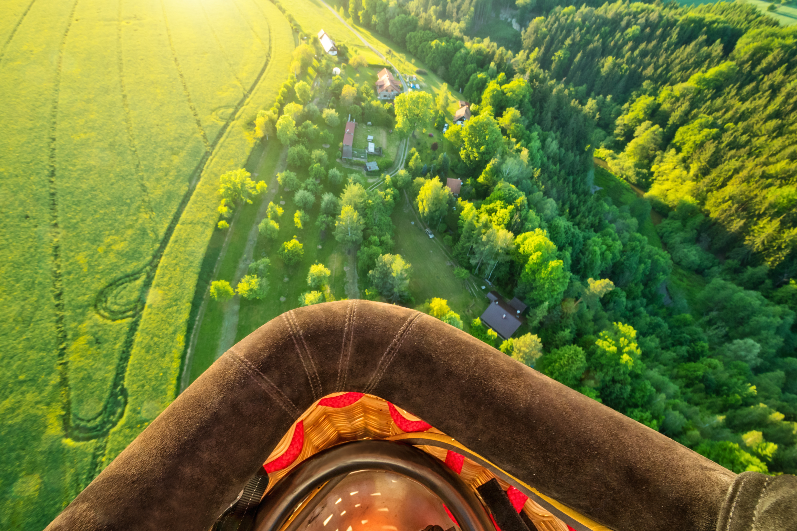 Abhebender Heißluftballon. Perspektive aus dem Korb nach unten. New Work